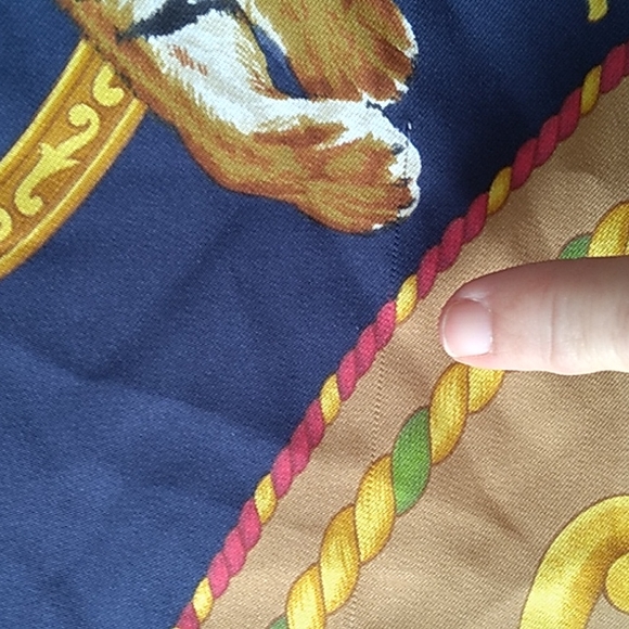 Salvatore Ferragamo Safari Tigers Gold Silk Scarf Vintage hand rolled edges - Picture 11 of 14